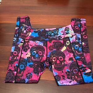 CVG New Gorgeous Leggings Size Medium SKULLS